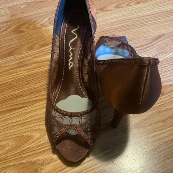 Nina Brown Satin Sparkly heels, size 8 1/2 - Picture 2 of 5